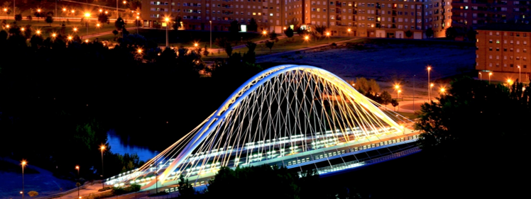 Panorámica del puente sobre el Ebro iluminado de noche