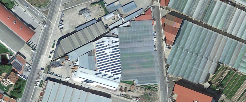 Vista aérea de la instalación de placas solares en pabellón