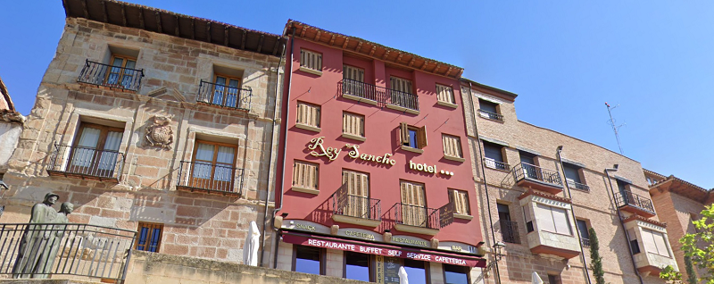 Panorámica de la fachada del Hotel Rey Sancho en Navarrete