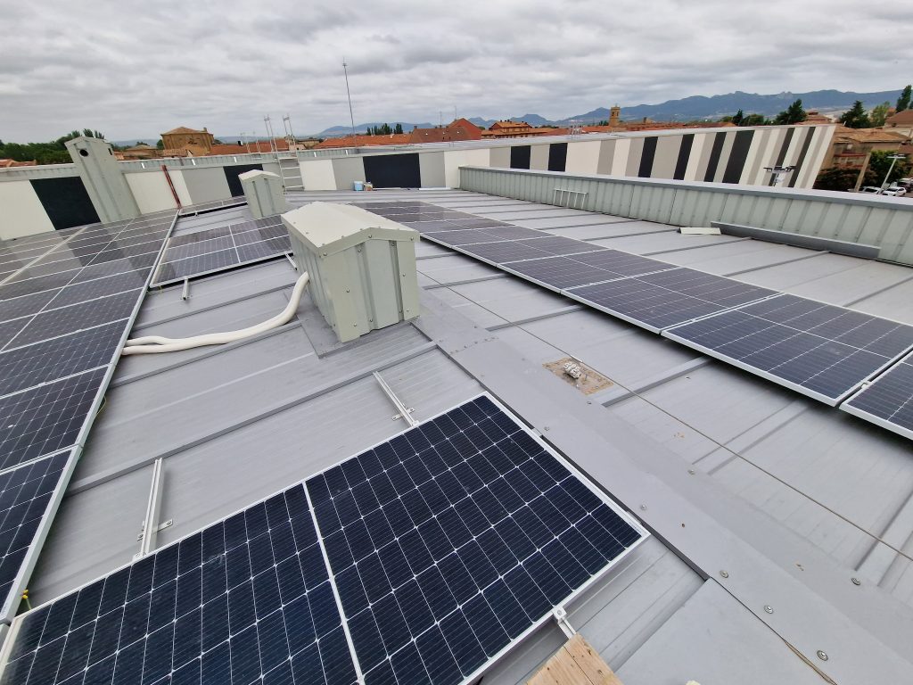 Instalación fotovoltaica en el tejado del centro
