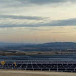 Parque fotovoltaico en Corella, Navarra, con eólicos al fondo